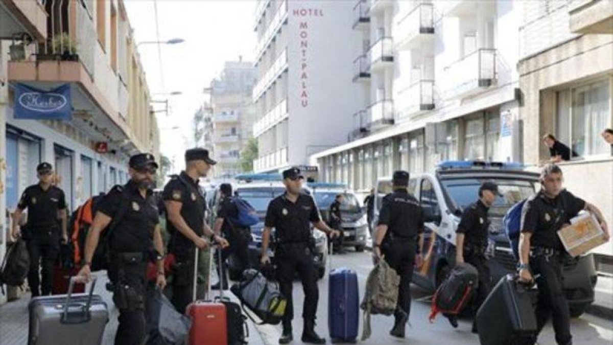 Policías nacionales cuando abandonaron el hotel de Pineda de mar en el que se alojaban tras el 1-O en una imagen de archivo.-EFE / ANDREU DALMAU