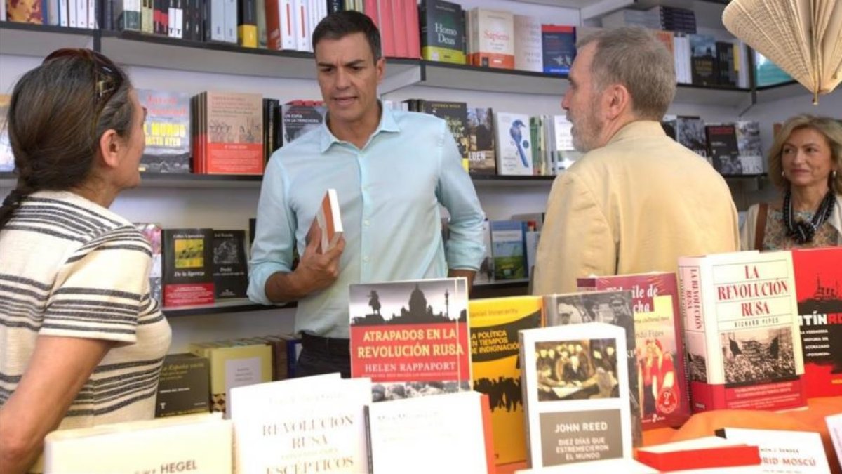 Pedro Sánchez, este jueves en la Feria del Libro de Madrid.-DAVID CASTRO