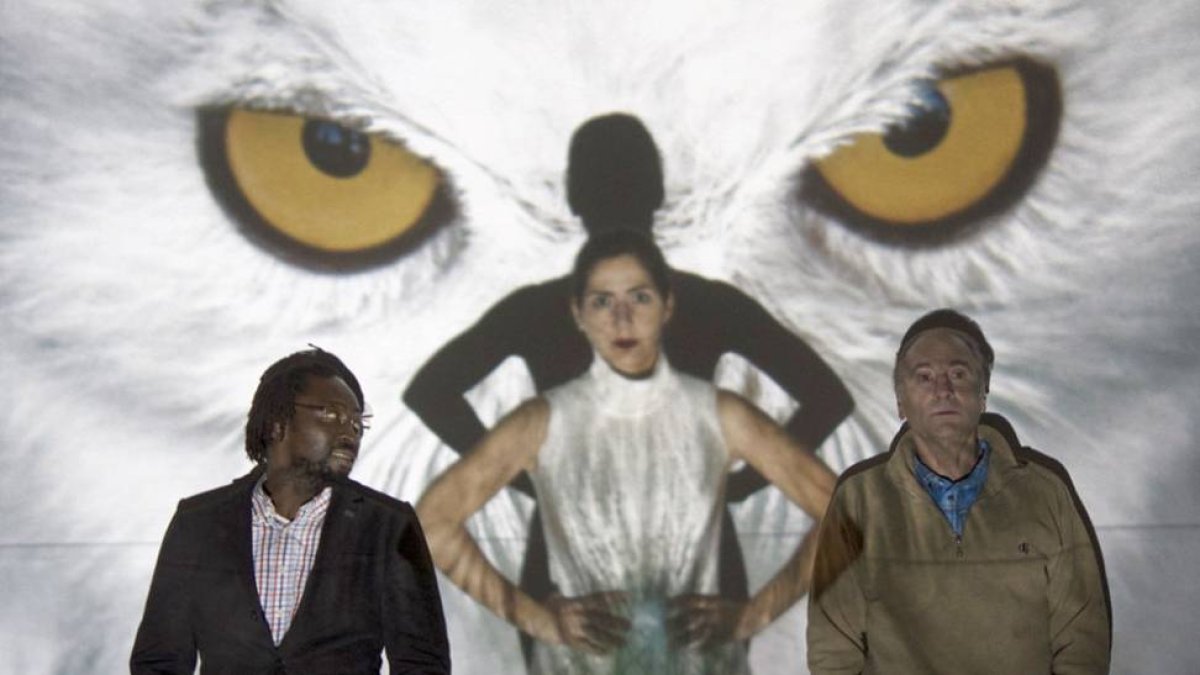 Babou Cham (i.), Marta Cuenca y Roberto Iglesias dan vida a los tres protagonistas de la obra.-María José Moreno