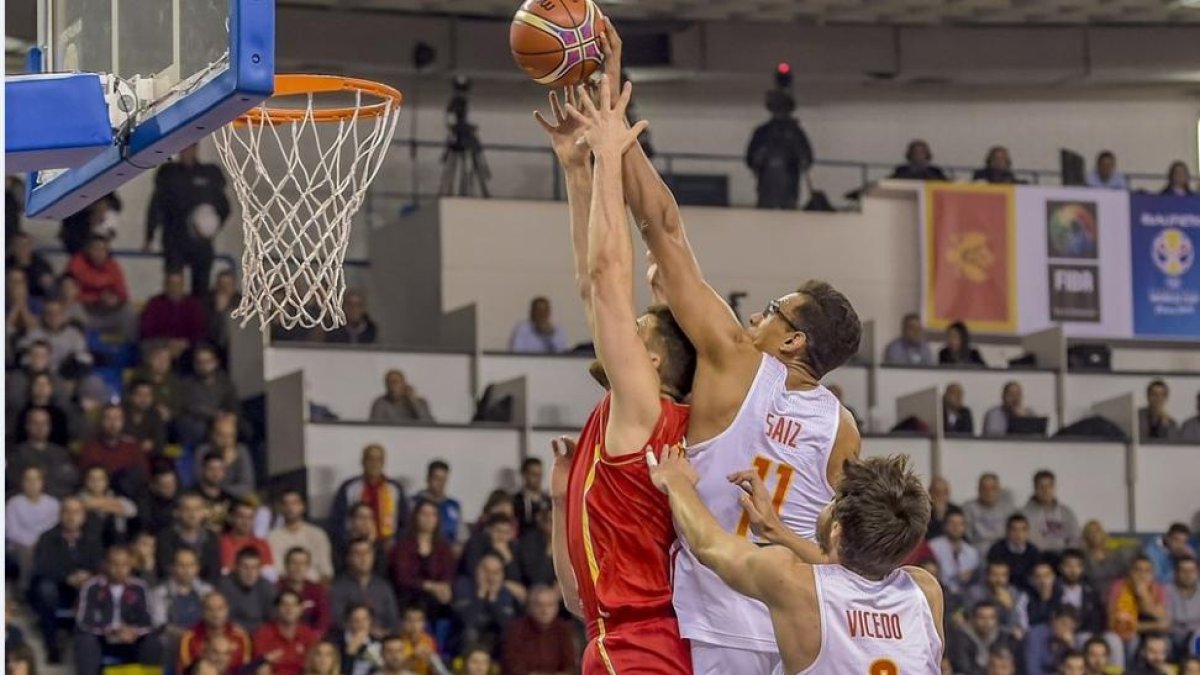 Saiz gana el rebote ofensivo en el partido disputado ayer en Podgorica.-FIBA