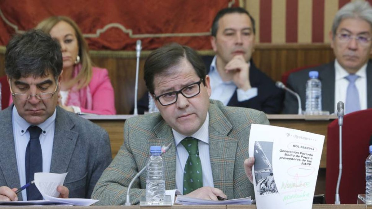 El concejal de Hacienda, Salvador de Foronda, durante una de sus intervenciones en el Pleno municipal.-RAÚL G. OCHOA