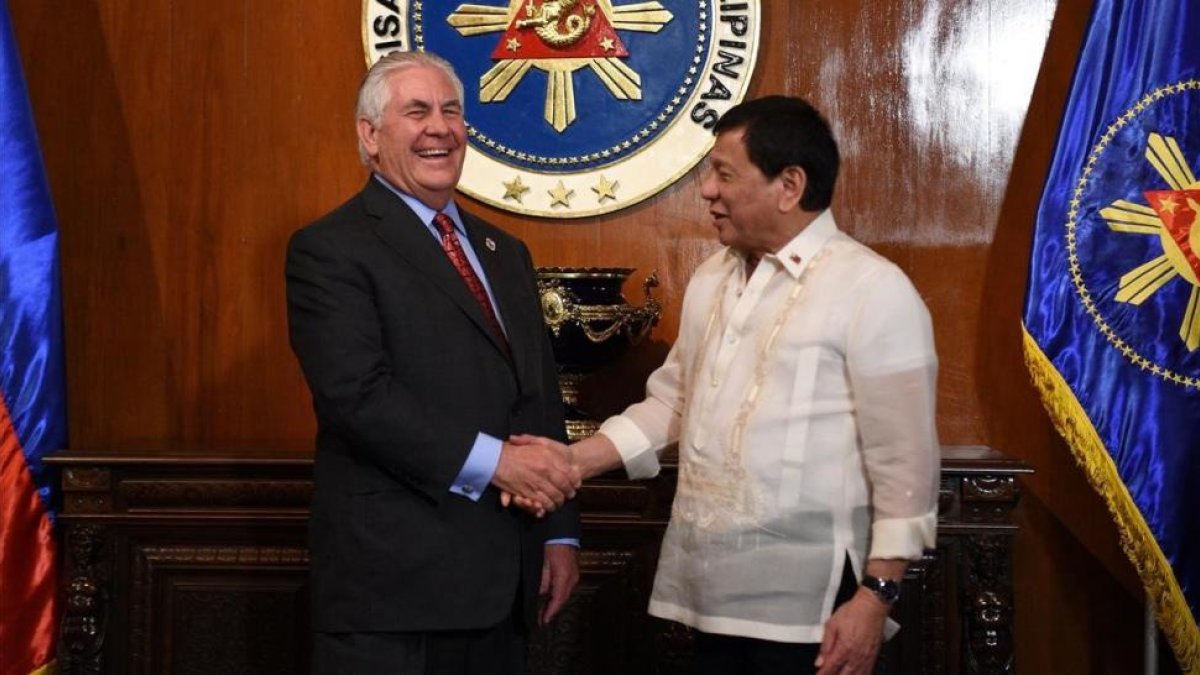 El presidente de Filipinas, Rodrigo Duterte, recibe al secretario de Estado de EEUU, Rex Tillerson.-AFP / TED ALJIBE