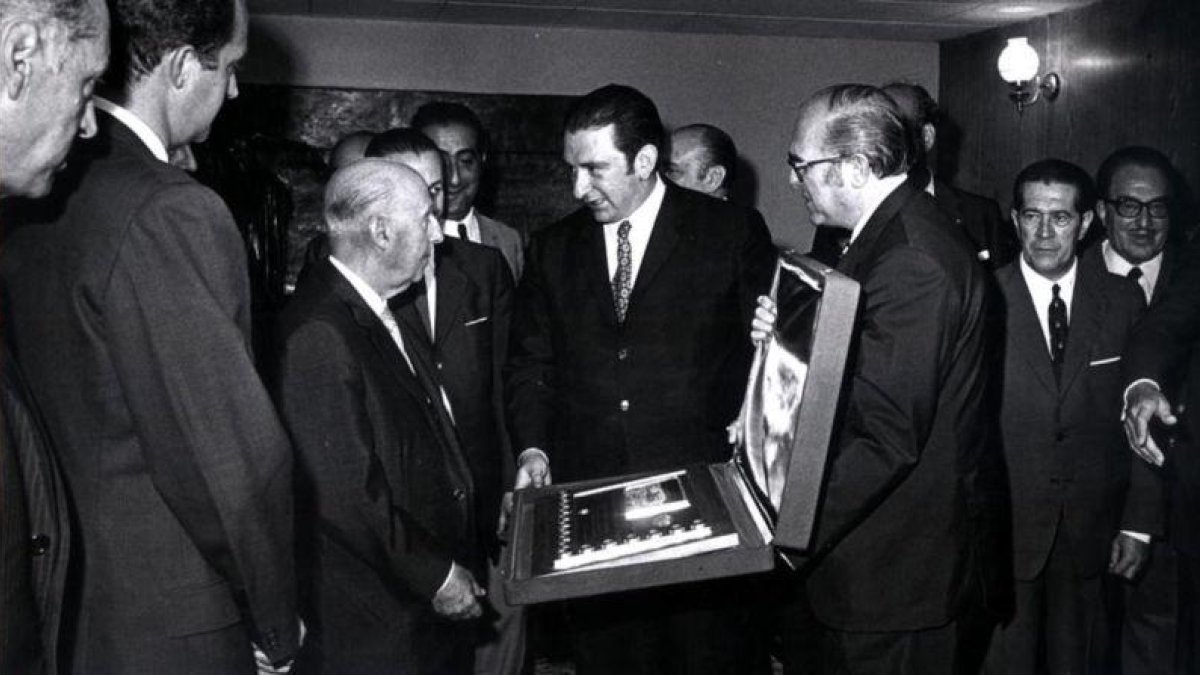 Encuentro entre Francisco Franco y Agustí Montal, presidente del FC Barcelona.-EL PERIÓDICO