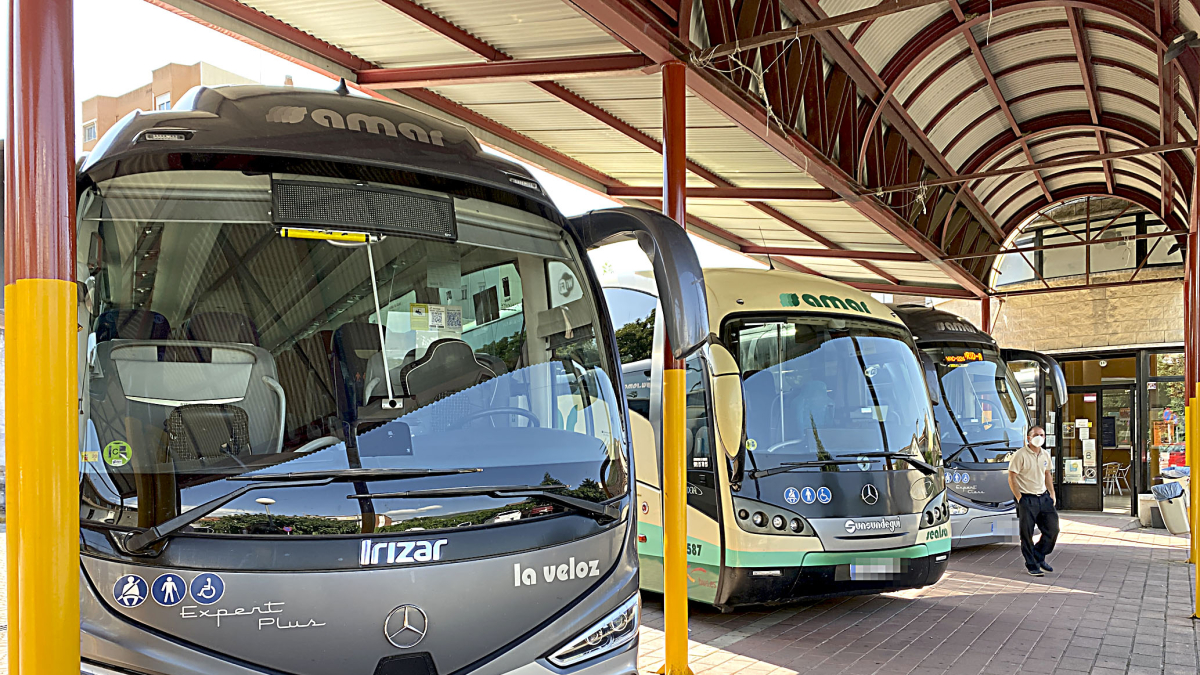 Una estación de autobuses. 