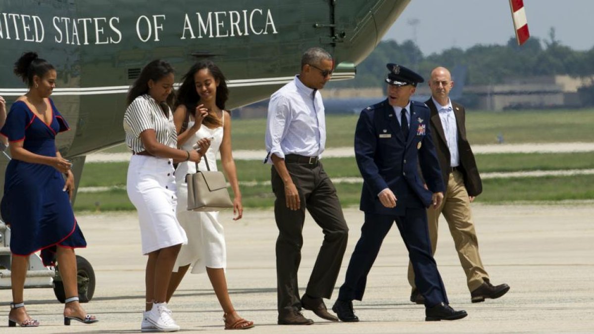Barack Obama y su familial se dirigen al Air Force One para trasladarse a Martha's Vineyard a pasar las vacaciones.-AP / JOSÉ LUIS MAGANA