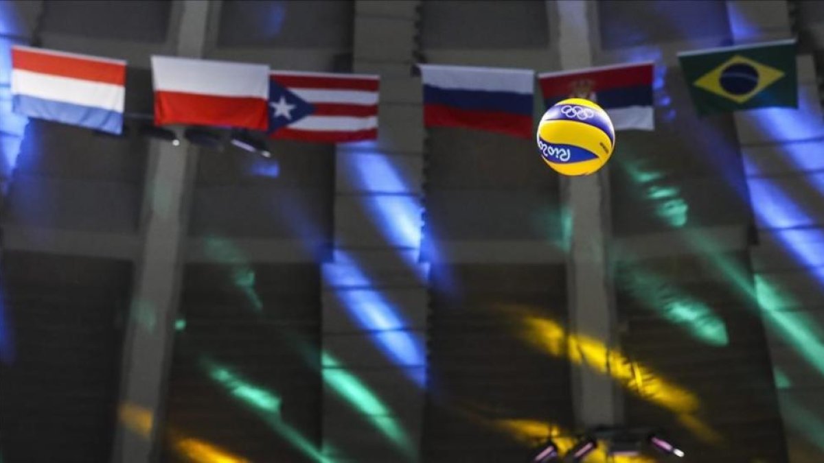 La bandera rusa ondea en el Maracanazinho de Río.-EFE / ANTONIO LACERDA