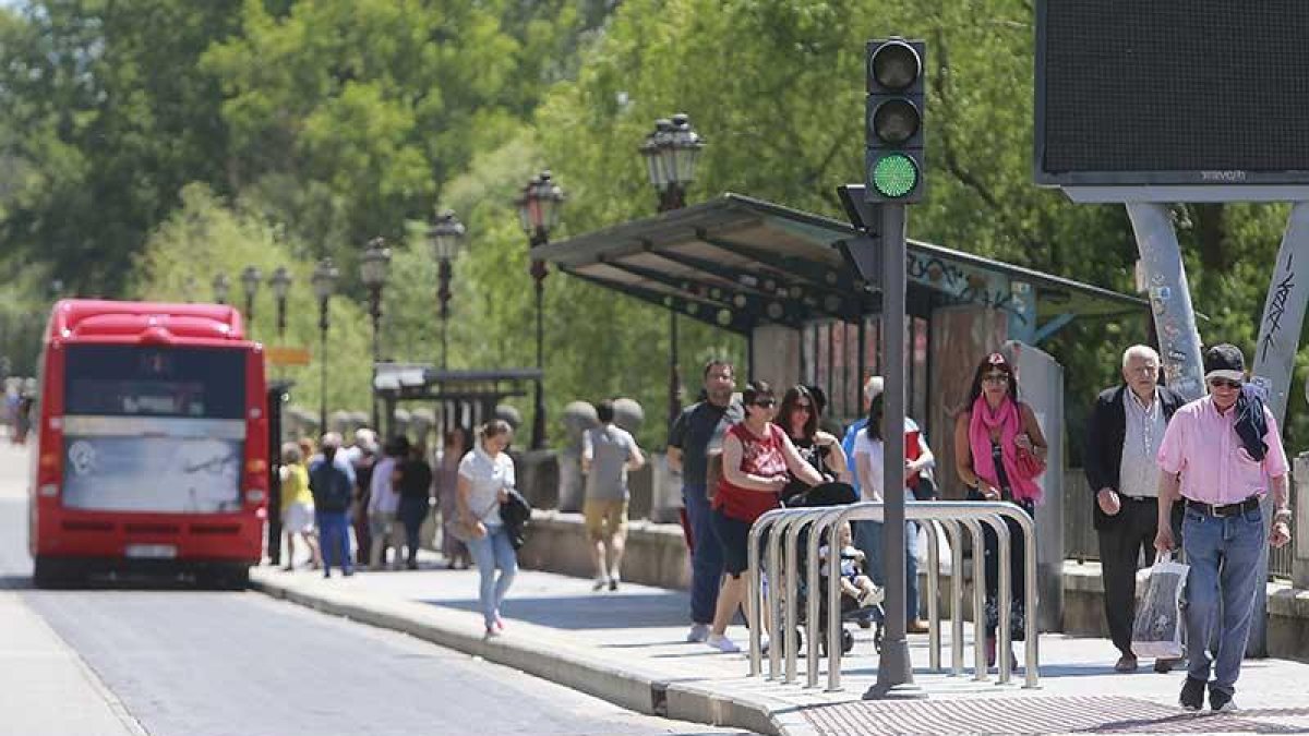 Los aparcabicis están instalados junto a la parada del bus y el paso de peatones.-RAÚL G. OCHOA