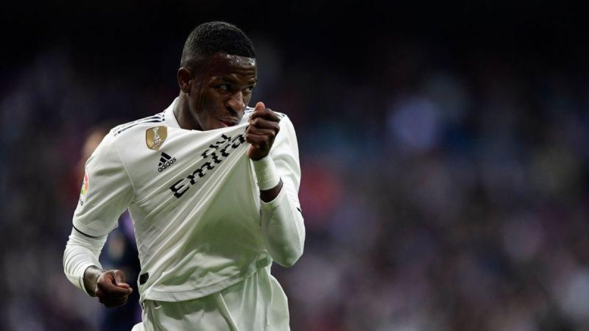 Vinicius besa el escudo del Madrid tras el tanto de su equipo.-AFP