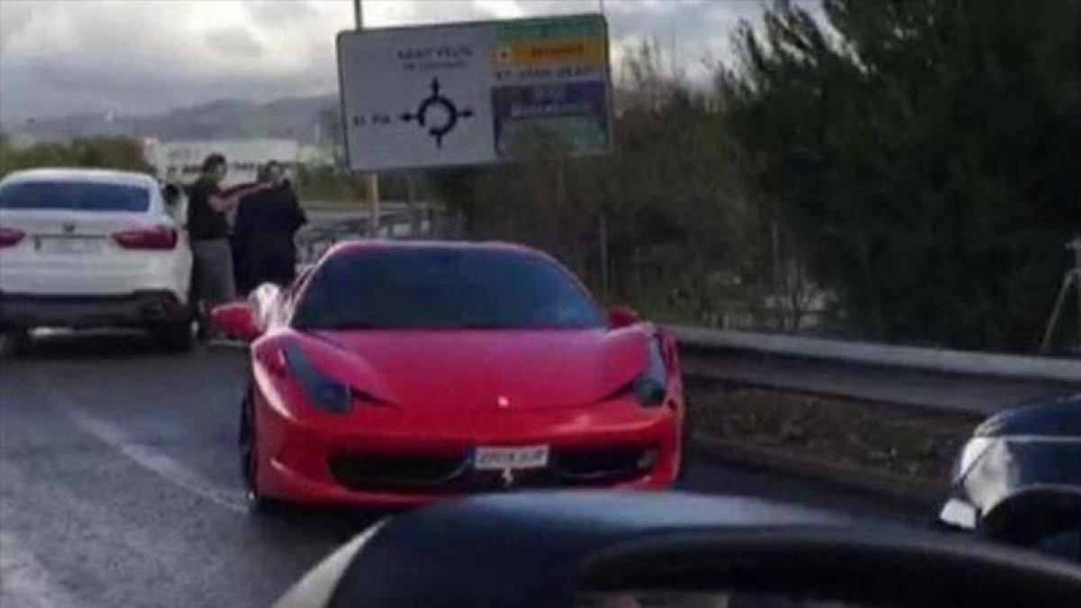 El Ferrari de Neymar, parado contradirección.-
