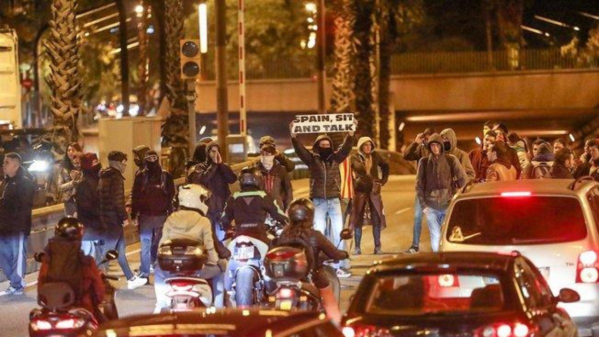 Corte de los CDR en Barcelona, la noche del martes.-MARTÍ FRADERA