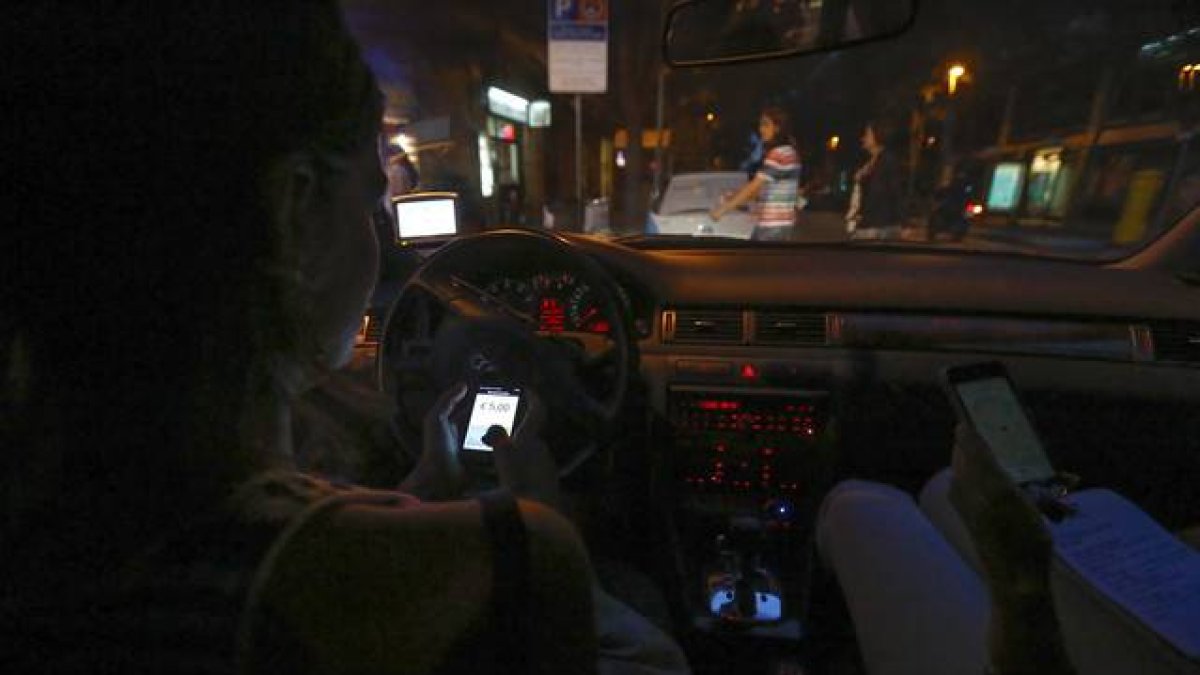 Una conductora particular presta un servicio de transporte gestionado mediante la aplicación de Uber, el pasado junio en Barcelona.-Foto: JULIO CARBÓ