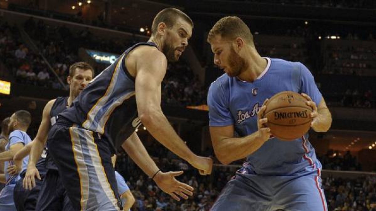 Marc Gasol trata de arrebatar el balón a Blake Griffin, en un momento del encuentro entre los Grizzlies y Los Ángeles Clippers.-Foto: USA TODAY / JUSTIN FORD