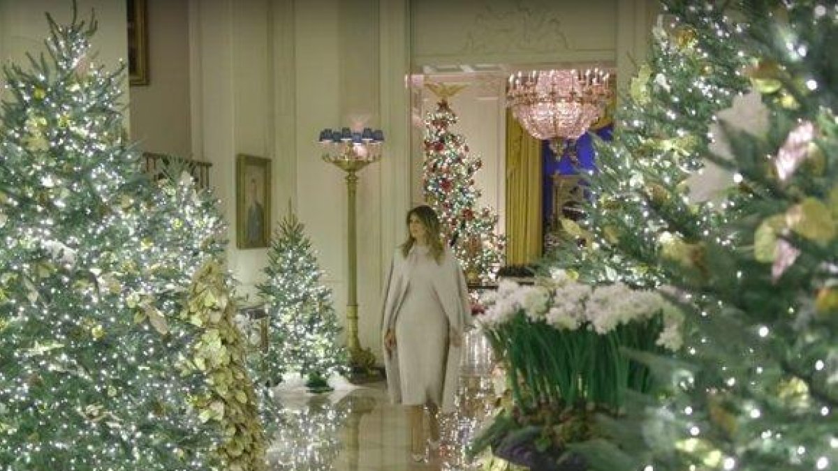 Melania Trump pasea admirando la decoración navideña de este año de la Casa Blanca.-YOUTUBE / THE WHITE HOUSE