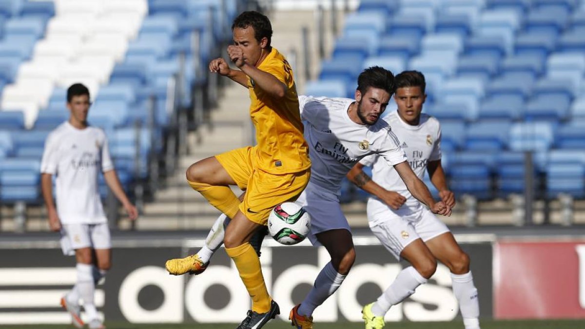 Odei pugna con un rival durante el amistoso disputado contra el Castilla.-REALMADRID.COM