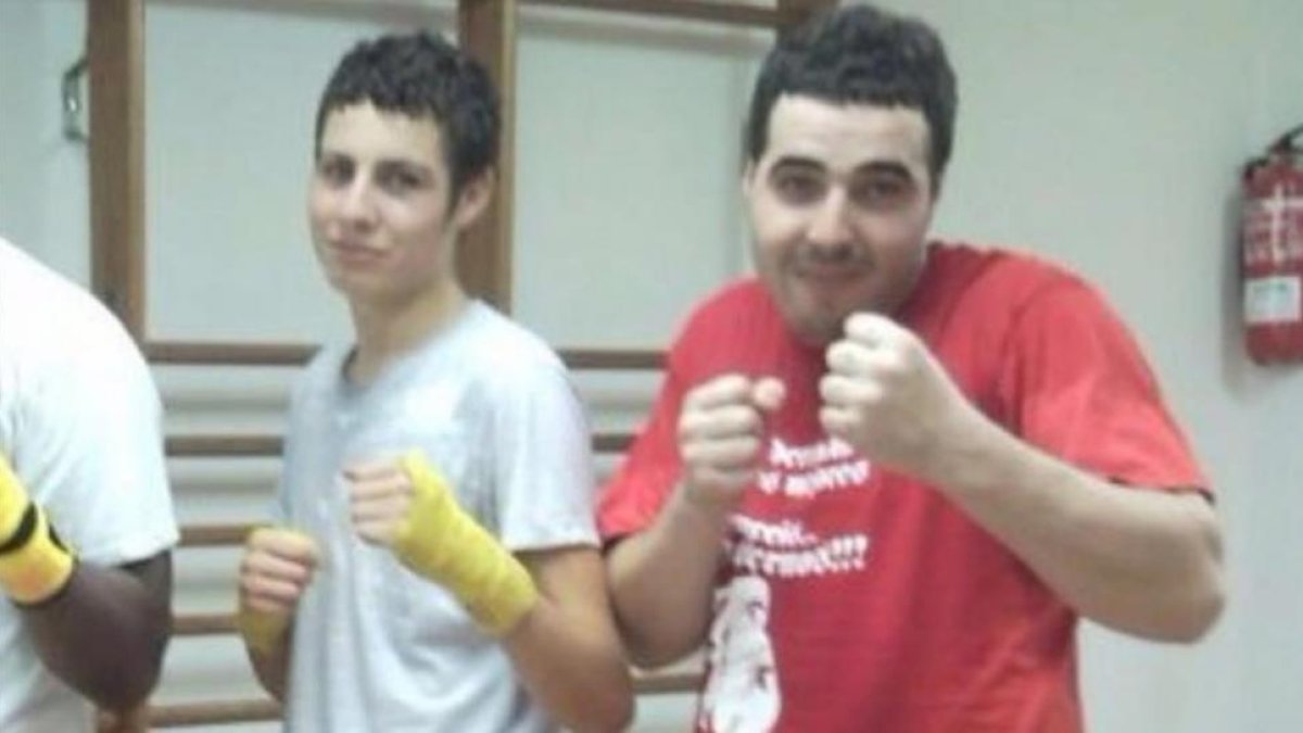 Abdelhak, con camiseta roja, practicaba kickboxing en el gimnasio de Arbúcies.-ICONNA