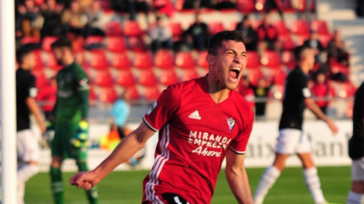 Yanis celebra un gol.-JOSÉ ESTEBAN EGURROLA