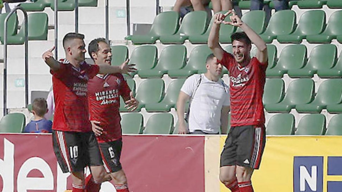 Carlos Moreno celebra el gol de la victoria junto a Álex Ortiz y Alain Oyarzun.-LFP