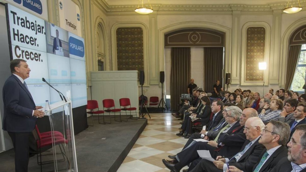 Un momento de la intervención del consejero, Juan José Mateos, ayer, en la Sala Polisón.-SANTI OTERO
