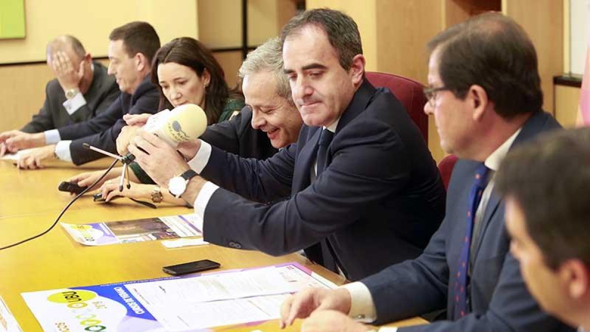 Payo y Andrés durante la presentación, acompañados por los representantes de los distintos patrocinios.-RAÚL G. OCHOA