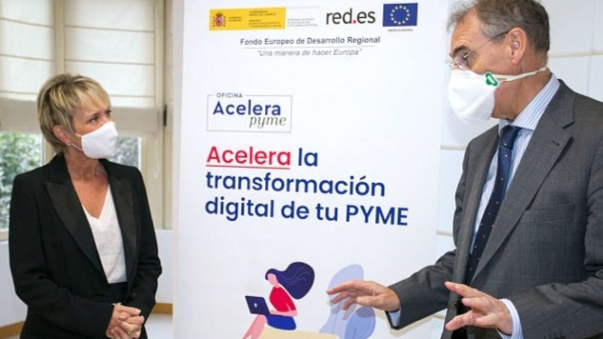 Carme Artigas y Miguel Ángel Benavente en la sede de FAE. TOMÁS ALONSO