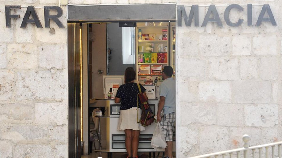Dos personas compran en una farmacia de la capital burgalesa.-ISRAEL L. MURILLO