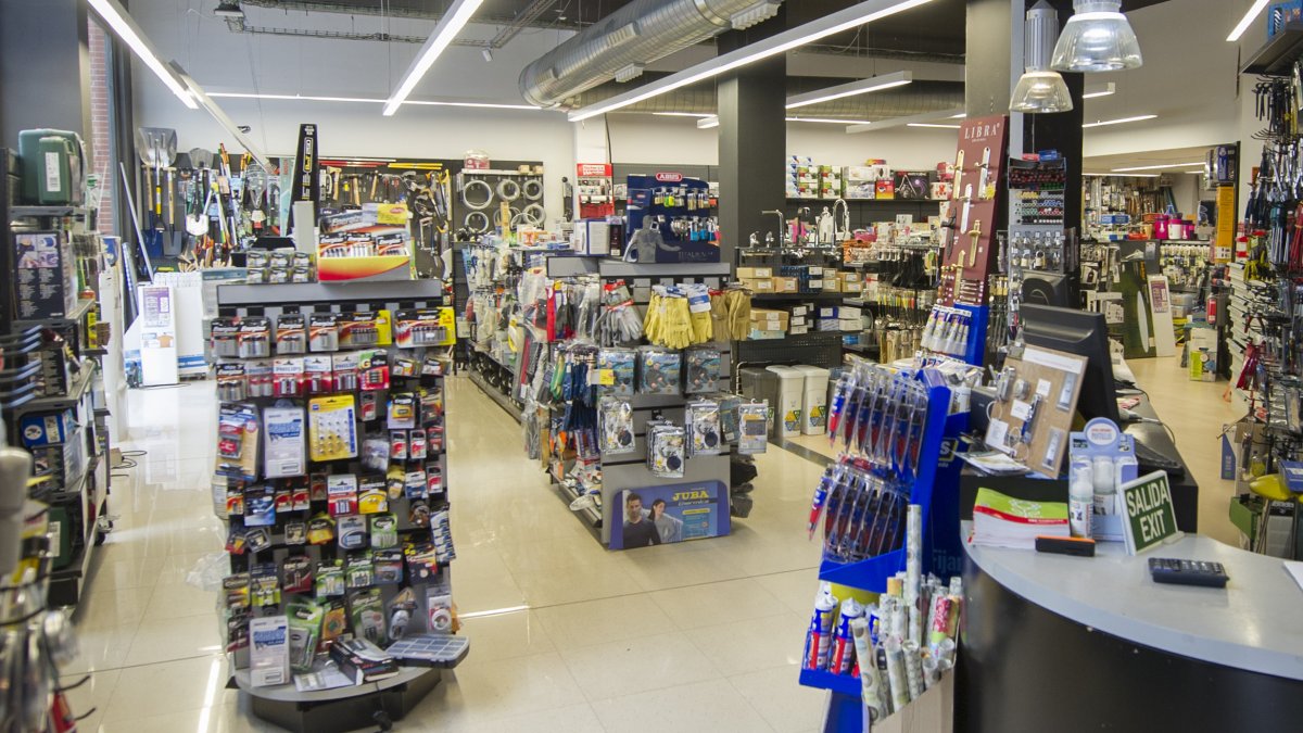 Las ferreterías venden productos de primera necesidad para el hogar. ISRAEL L. MURILLO