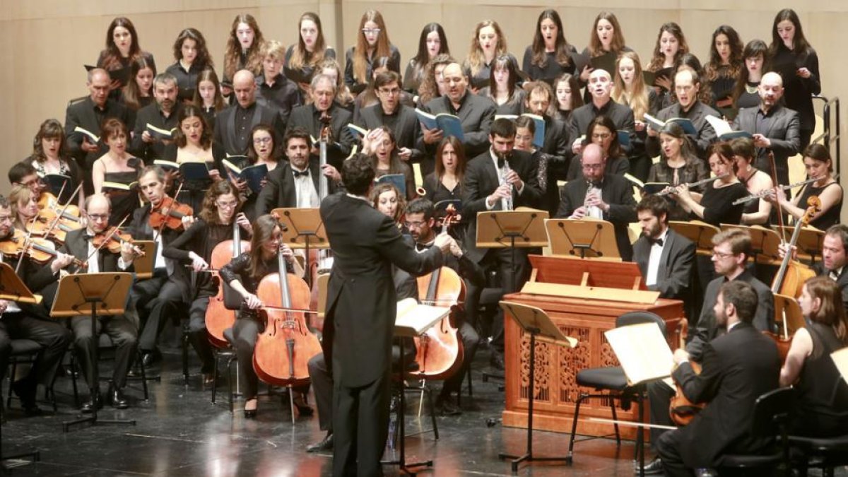 La Orquesta Sinfónica de Burgos, durante uno de los conciertos de la pasada temporada en el Fórum.-Raúl Ochoa