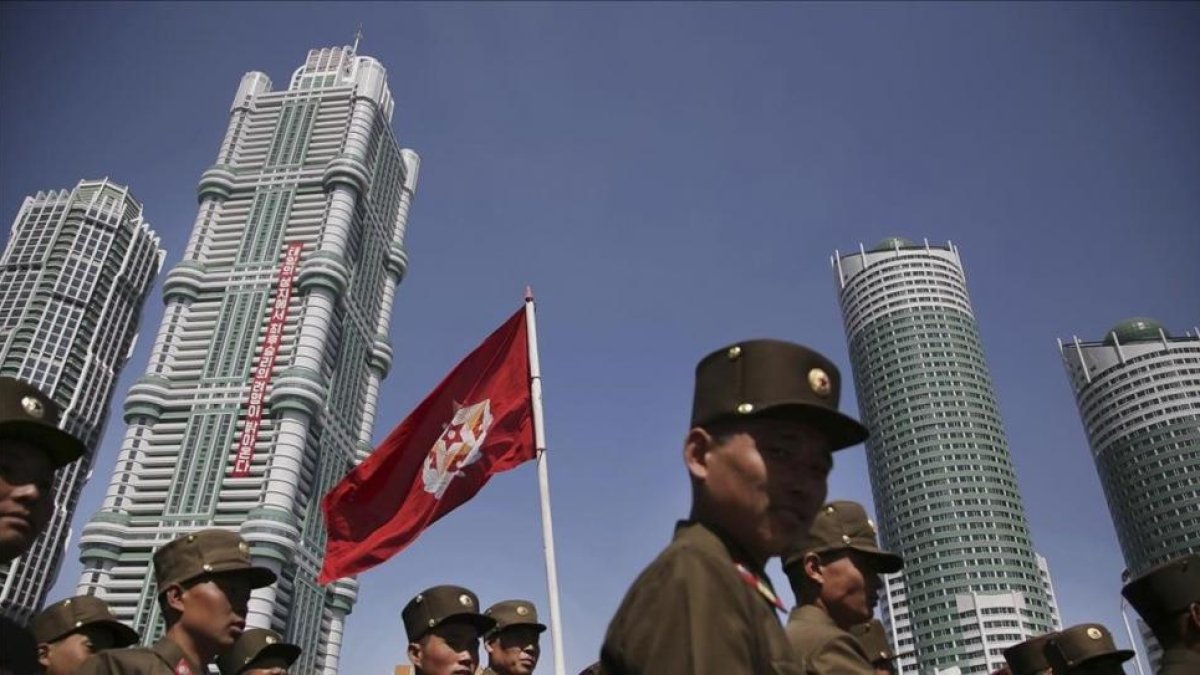 Un grupo de soldados norcoreanos caminan por la avenida Ryomyong donde se ha inaugurado un complejo de altos y modernos edificios.-AP