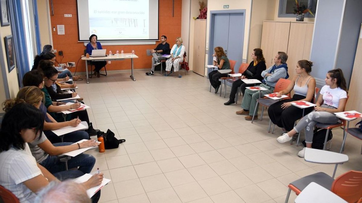 Miembros del grupo de supervivientes del País Vasco ‘Biziraun’ ofrecen un taller en la sede de Burgos para personal de Cruz Roja, voluntarios y socios.-ECB