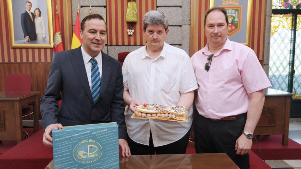 Jose Antonio Antón, concejal de Fiestas con Juan Vicente Marcos y Rodrigo Saiz, promotores del proyecto ‘Peces de San Pedro Pescador’.-ISRAEL L. MURILLO