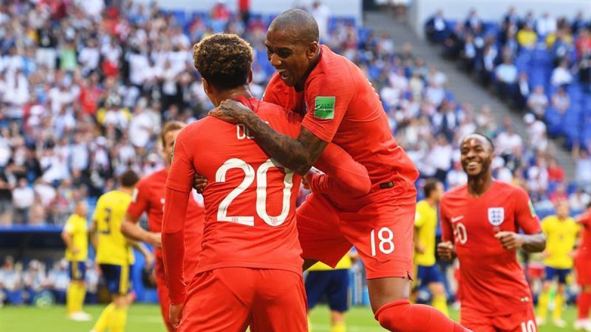 Delle Alli y Ashley Young celebran un gol-FACUNDO ARRIZABALAGA/EFE