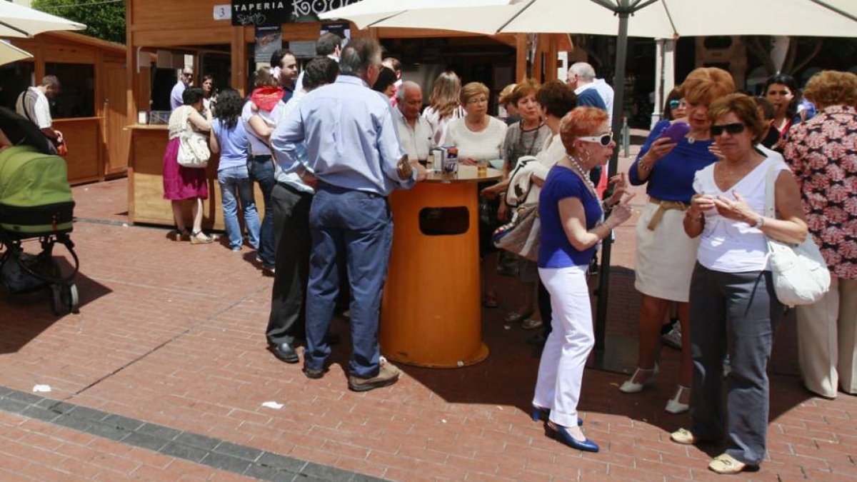 Un grupo de gente toma tapas en la Plaza Mayor, en una imagen de archivo.-RAÚL G. OCHOA
