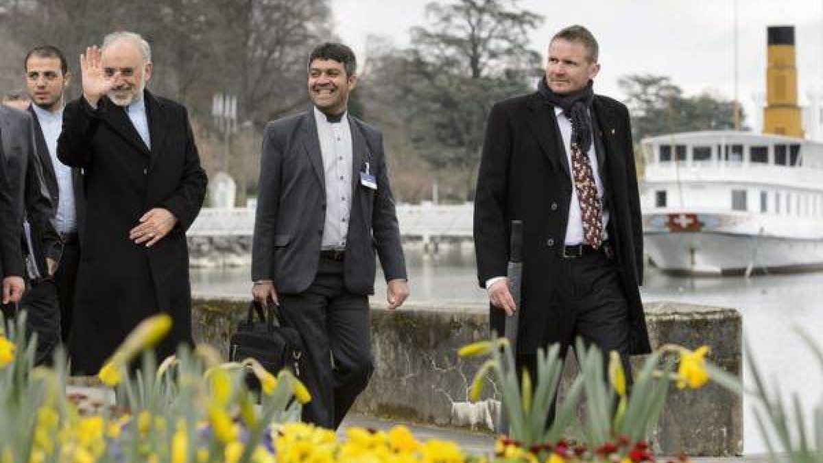 El director de la Organización de Energía Atómica de Irán, Ali-Akbar Salehi (i), saluda a la prensa a su paso por el lago Ginebra antes de asistir a una reunión con los jefes de la diplomacia de EEUU, John Kerry, y de Irán, Mohamad Yavad Zarif (no fotogra-Foto: LAURENT GILLIERON / EFE
