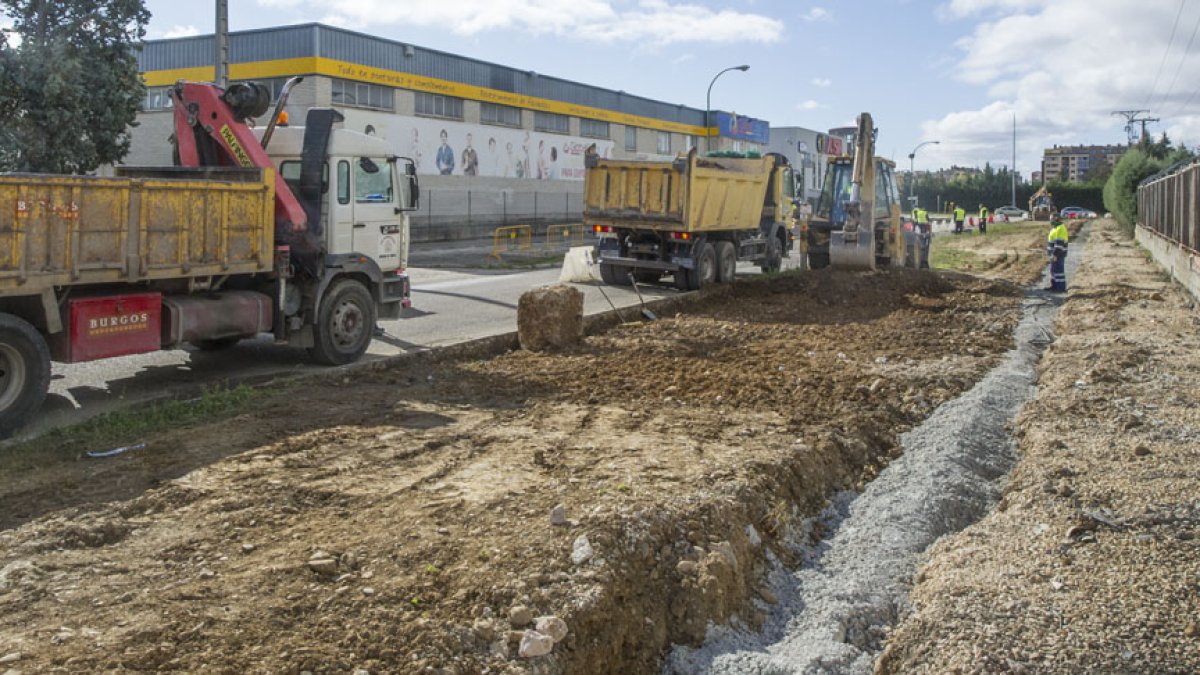 Las obras permitirán generar aceras y aparcamiento de vehículos, así como carril bici. ISRAEL L. MURILLO