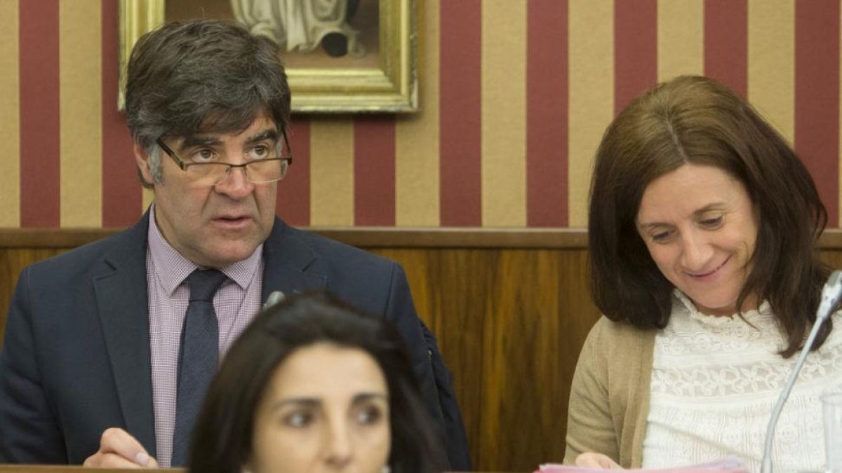 Fernando Gómez cambió su asiento habitual y se colocó junto a Silvia Álvarez de Eulate, también no adscrita.-RAÚL G. OCHOA