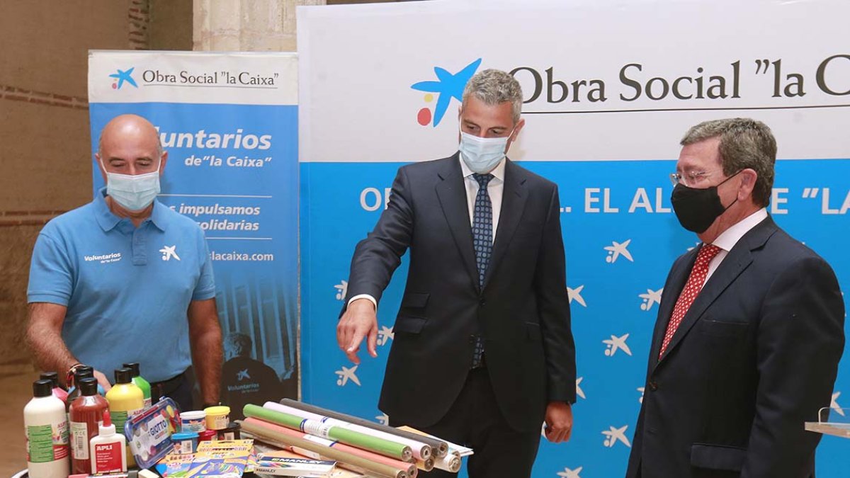 Ruiz (i), Benhamou (c) y Rico (d) junto a parte del material escolar. R. OCHOA