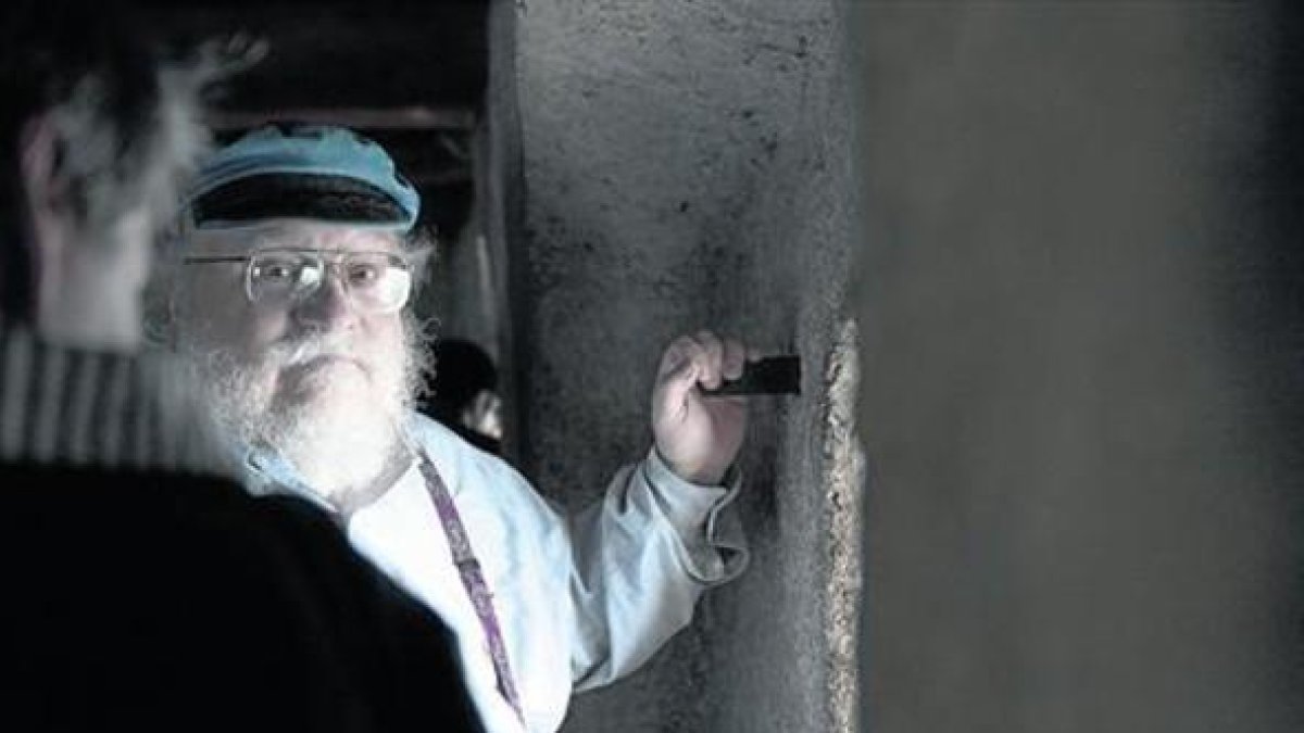 George R. R. Martin, durante una visita al castillo de Chillon en Veytaux (Suiza), el año pasado.-EFE / ANTHONY ANEX