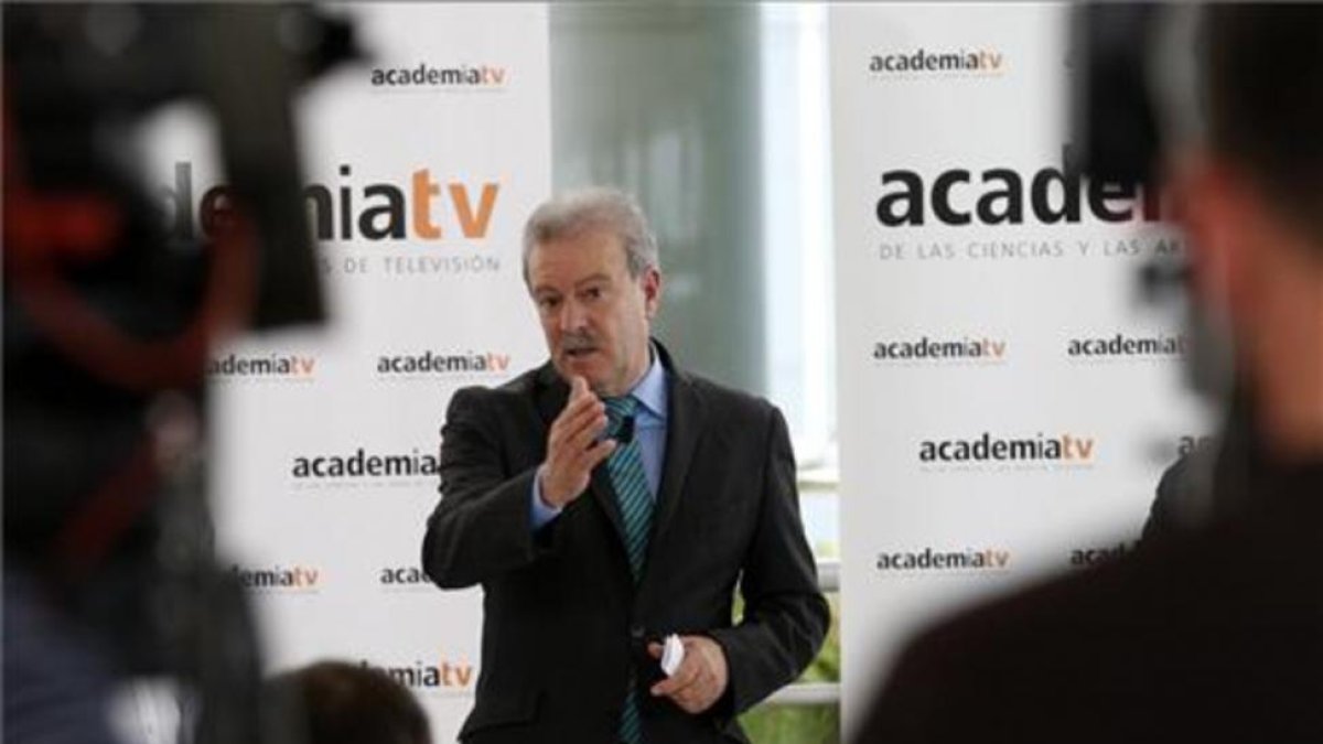 El presidente de la Academia de la TV, Manuel Campo Vidal, durante los preparativos del debate del lunes.-EFE / CHEMA MOYA