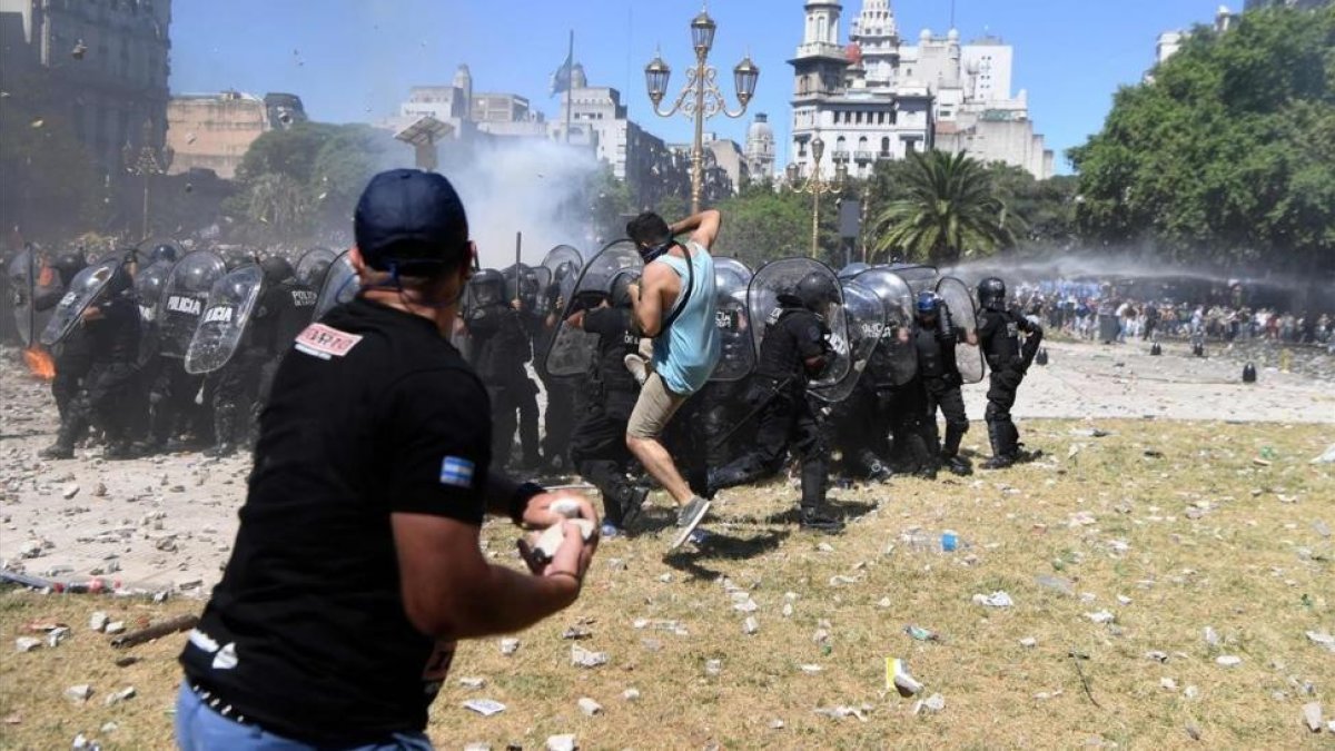Choques entre policía y manifestantes contra el recorte de las pensiones en Buenos Aires.-AFP / EITAN ABRAMOVICH