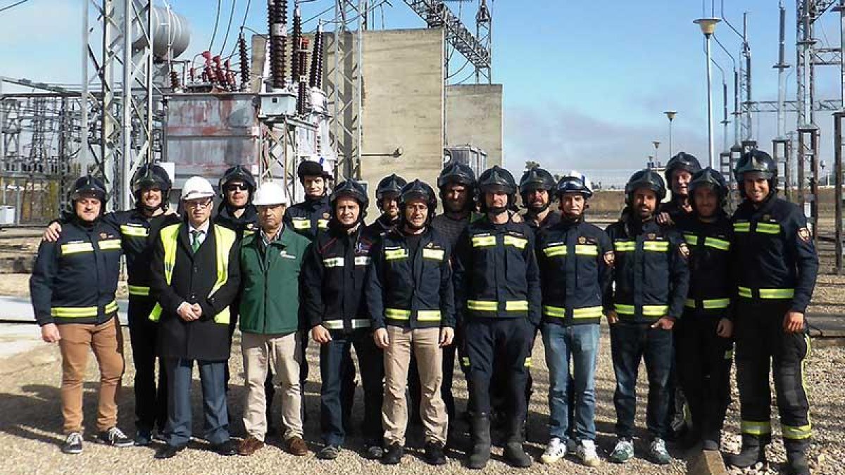 Integrantes del parque de Bomberos y de Iberdrola.-ECB