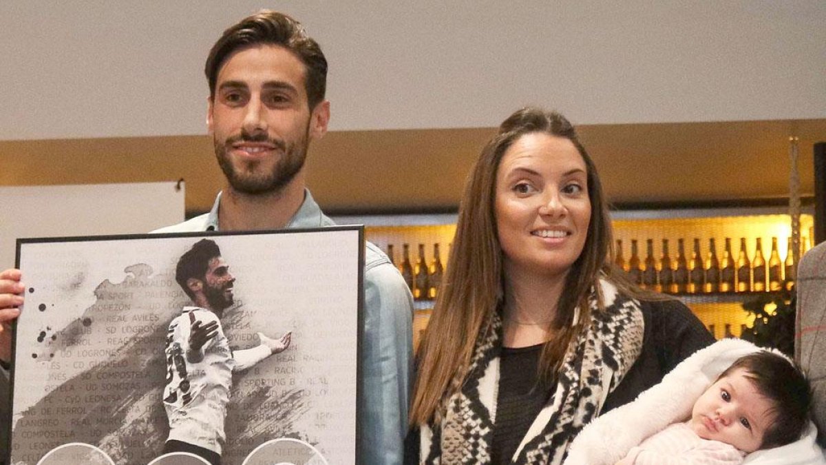 Andrés posa junto a su pareja, que tiene a su hija en brazos.-ALBA DELGADO / BURGOS CF