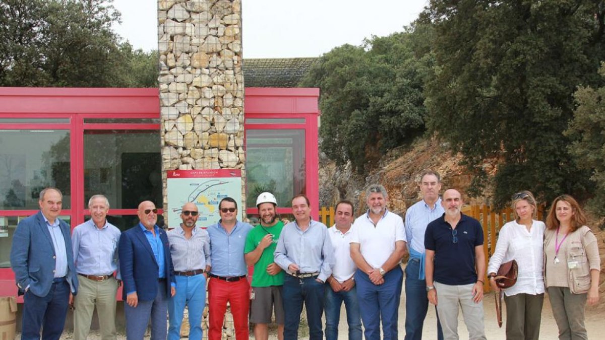 Foto de familia de los empresarios que participaron en la visita.-ECB