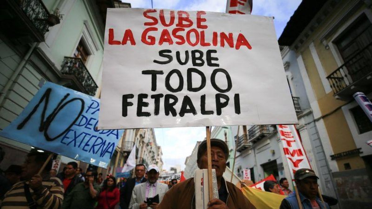El 75 por ciento de ecuatorianos se ha mostrado descontento con la subida del precio de las gasolinas impulsada por el Gobierno del presidente Lenín Moreno.-EFE