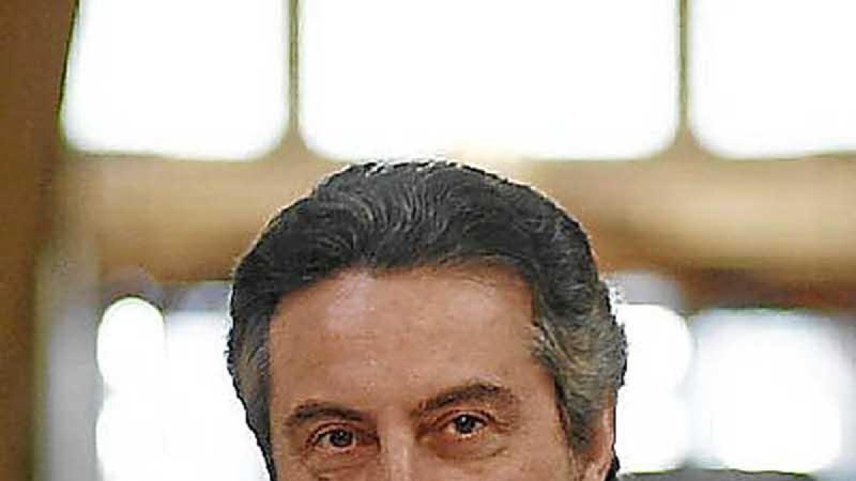 Felipe Benítez Reyes será jurado.-