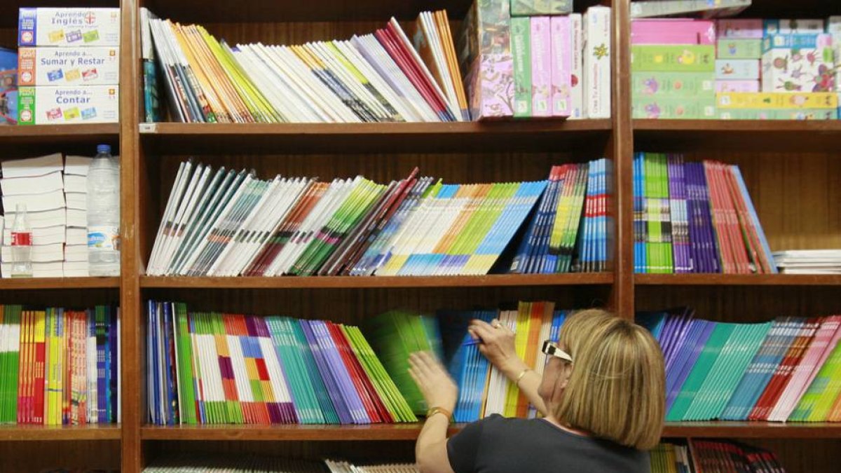 Estantería de la librería con libros de texto.-RAÚL G. OCHOA