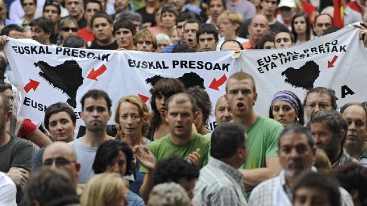 Manifestación de apoyo a los presos de ETA en San Sebastián.-AP