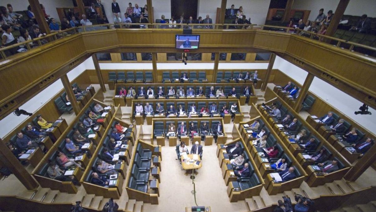El Parlamento vasco ha aprobado con los votos de PNV y EH Bildu una declaración de apoyo a Mas y al derecho a decidir.-