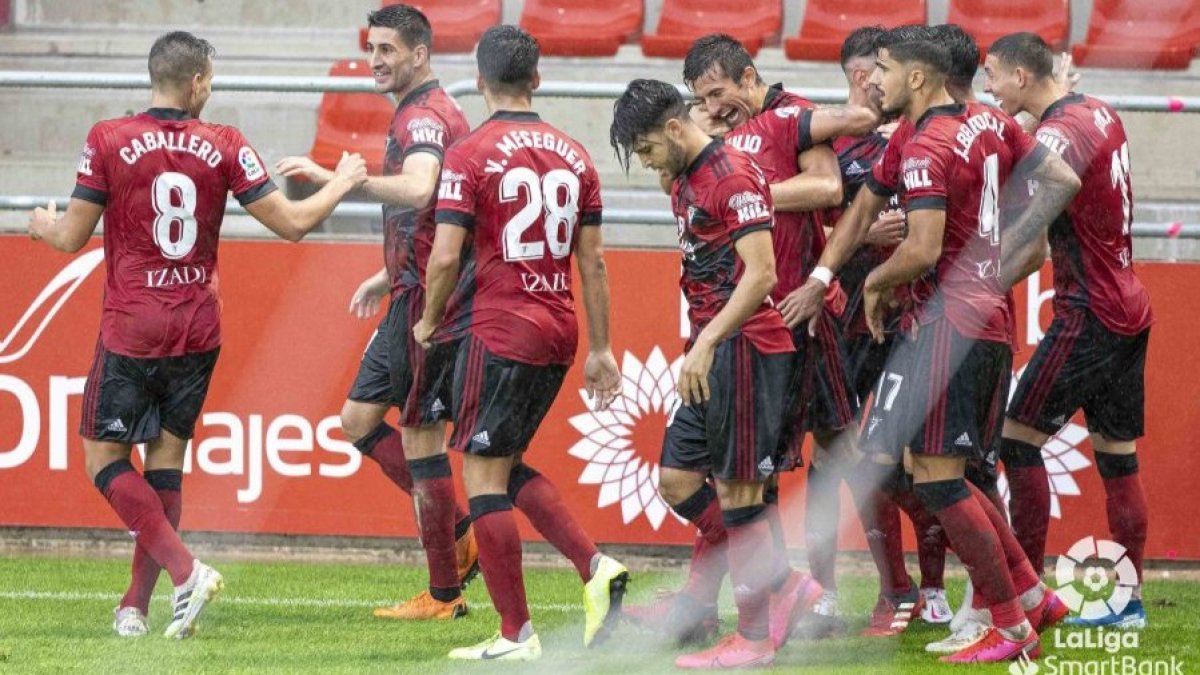 Los jugadores del Mirandés celebran un gol. LALIGA