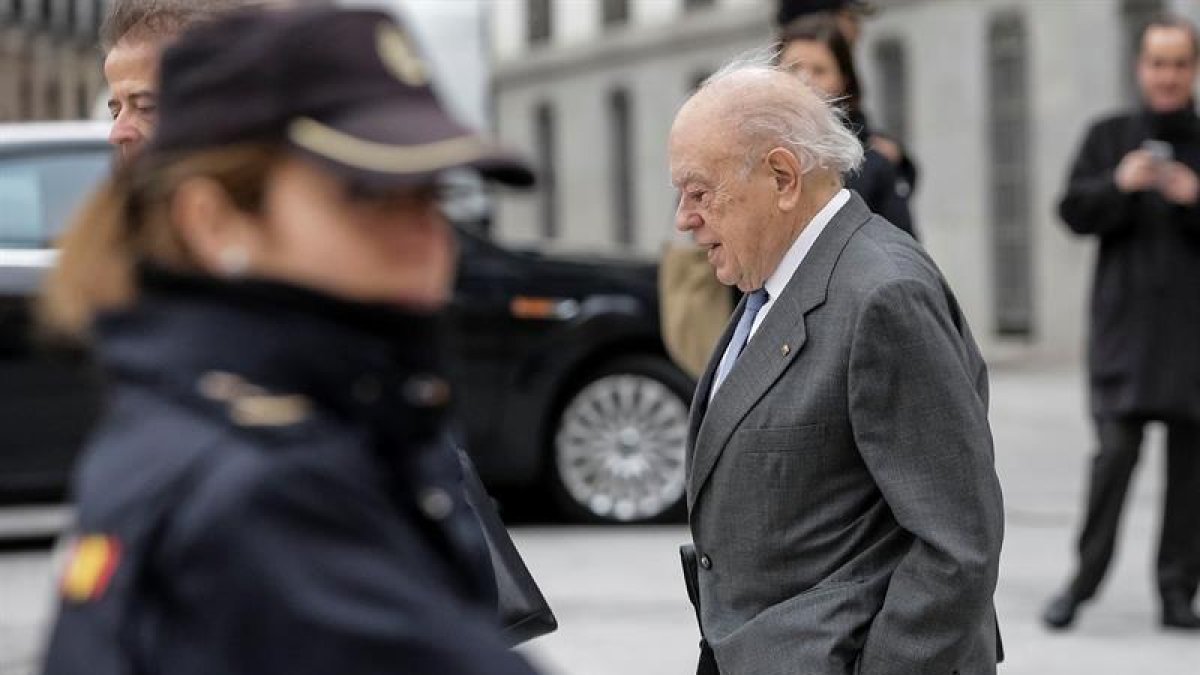 El expresident de la Generalitat Jordi Pujol a su llegada a la sede de la Audiencia Nacional para declarar ante el juez José de la Mata por un delito de blanqueo en relación a la fortuna que el clan familiar acumulaba en cuentas de Andorra.-Emilio Naranjo