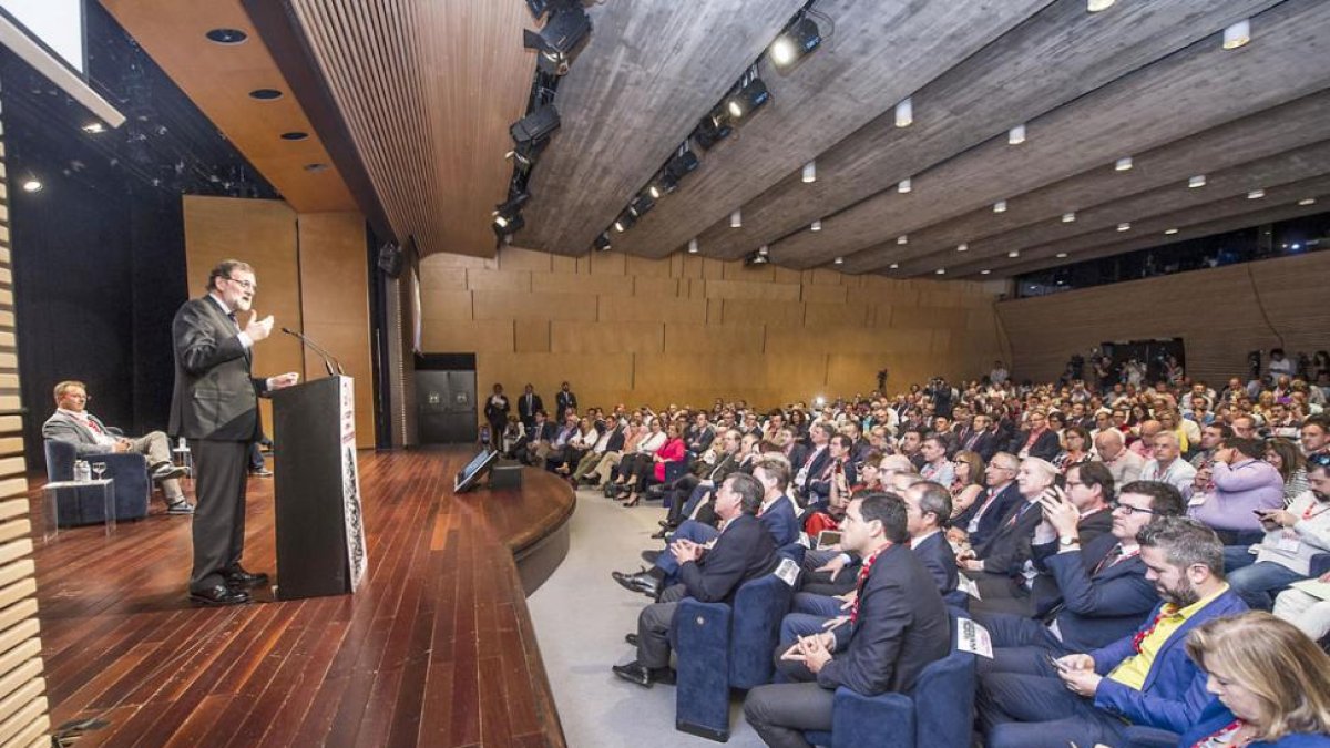 El presidente del Gobierno interviene en las jornadas sobre industria organizadas por UGT y que se celebraron en el salón de actos de la Casa del Cordón.-ISRAEL L. MURILLO